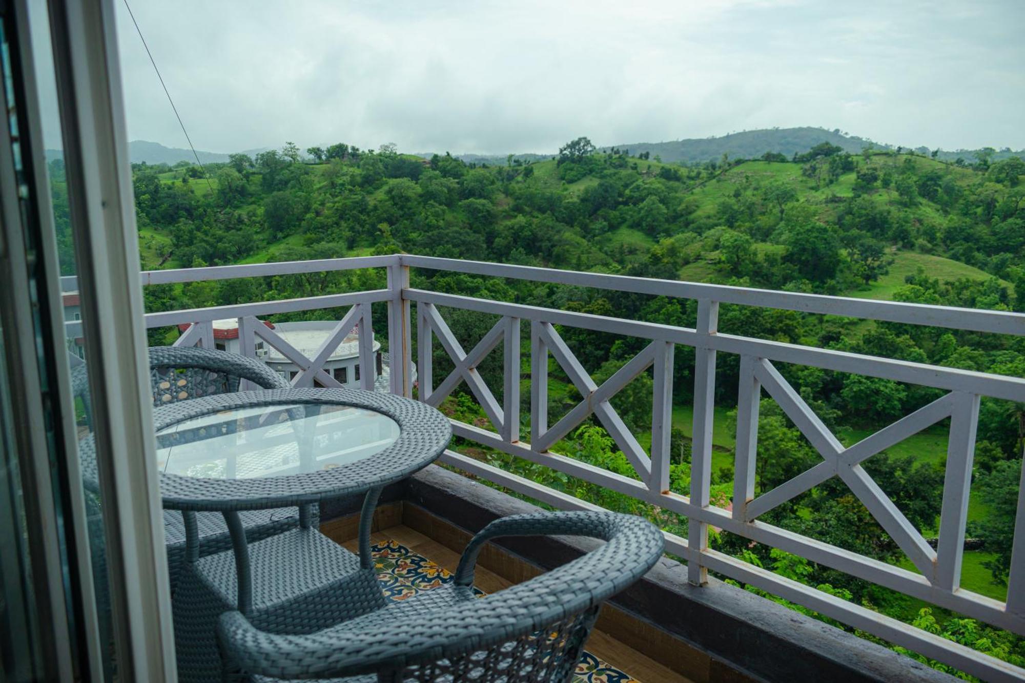 The Sky Imperial Pavoreal Jungle Resort 쿰발가르 외부 사진